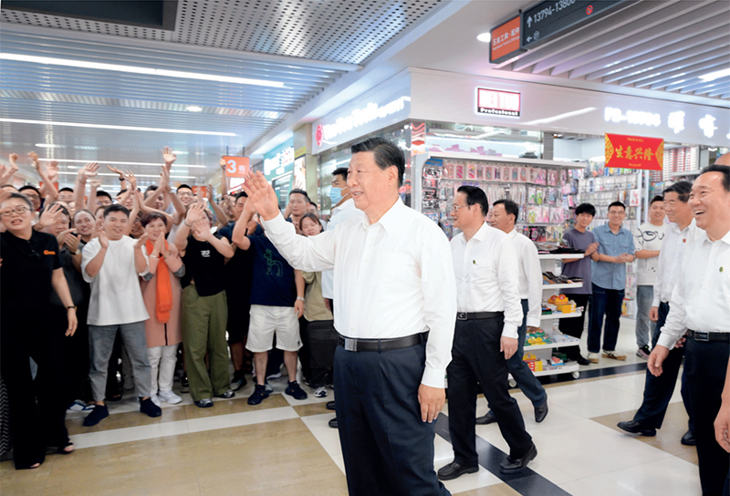 2023年9月20日至21日，中共中央總書(shū)記、國(guó)家主席、中央軍委主席習(xí)近平在浙江考察。這是20日上午，習(xí)近平在義烏國(guó)際商貿(mào)城考察時(shí)，同商戶(hù)親切交流。 新華社記者 李學(xué)仁/攝